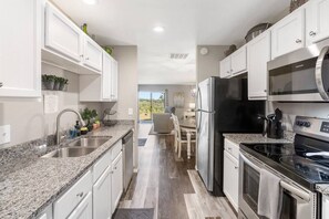 Fridge, microwave, oven, stovetop - The Spruce Valley Condo (Branson)