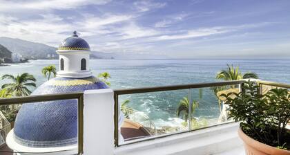 Puerto Vallarta amazing Beachfront Home, Chef included, heated infinite pool.