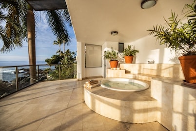 Puerto Vallarta amazing Beachfront Home, Chef included, heated infinite pool.