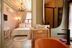 Minibar, in-room safe, free WiFi, bed sheets - Corallia Ada Hotel (Bozcaada)