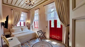 Deluxe Room | Minibar, in-room safe, free WiFi, bed sheets