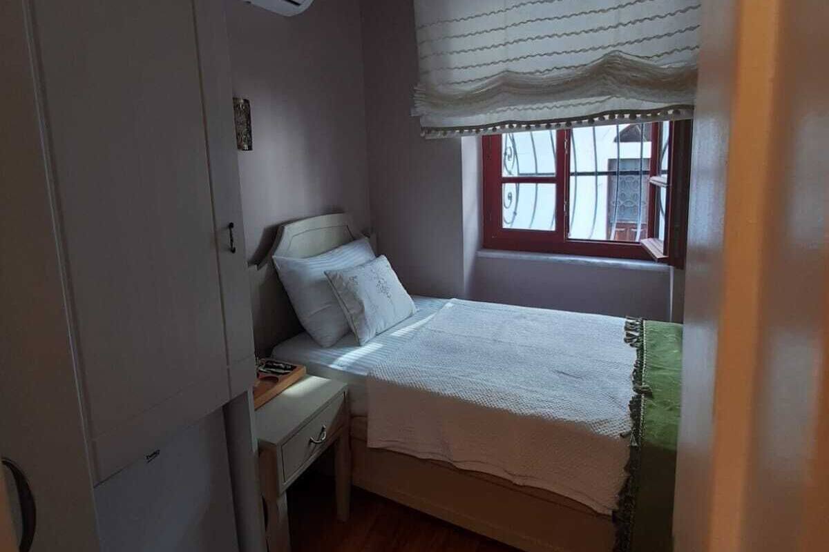 Minibar, in-room safe, WiFi (free), bed sheets
