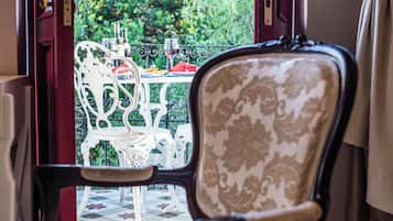Deluxe Room | Minibar, in-room safe, free WiFi, bed sheets