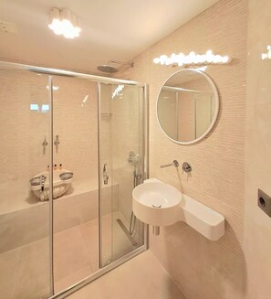 -1 Floor SemiBasement Economy Room | 浴室 | 淋浴設備、雨淋花灑、風筒、拖鞋