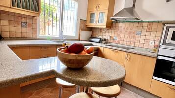 Een koelkast, een magnetron, een oven, een kookplaat