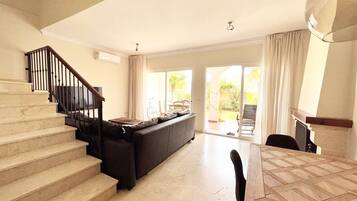 Een smart-tv, een open haard en een printer