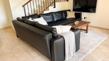 Een smart-tv, een open haard en een printer