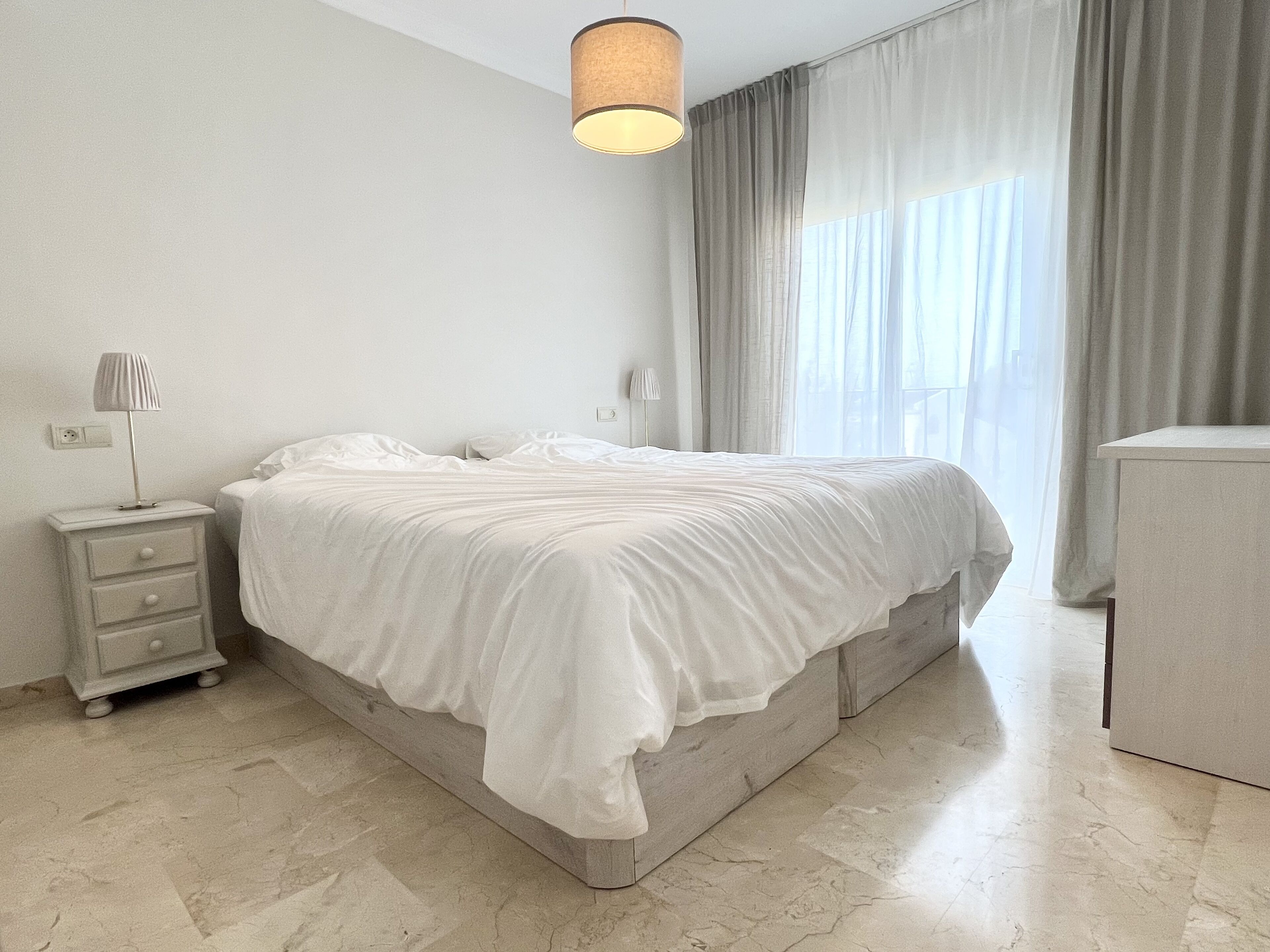 3 habitaciones, escritorio, tabla de planchar con plancha y wifi gratis 