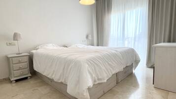 3 habitaciones, escritorio, tabla de planchar con plancha y wifi gratis