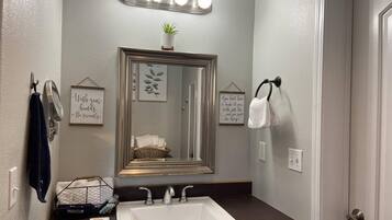 Douche, sĂšche-cheveux, serviettes fournies, savon