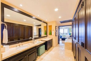 Bathtub, towels