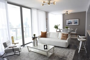 Apartamento de lujo 32F | Oleskelualue | 65–tuumainen äly-TV, jossa digitaalikanavat