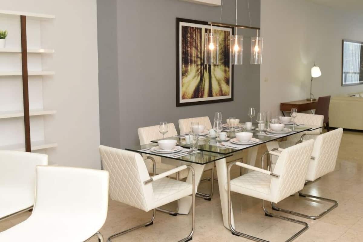 Luxury-Apartment, 1 Schlafzimmer, Meerblick | Wohnbereich | 65-Zoll-Smart-TV mit Digitalempfang, Fernseher