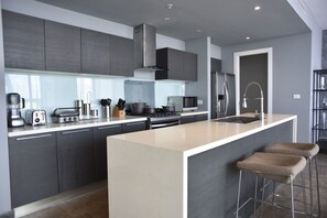 Appartement Luxe | Cuisine privée | Grand réfrigérateur, micro-ondes, four, machine à expresso