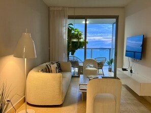 Appartement Exclusif | Coin séjour | TV connectée de 65 pouces avec chaînes numériques, télévision