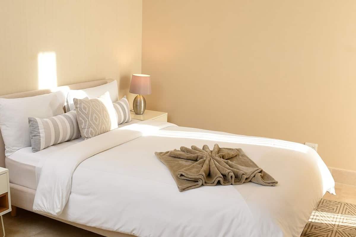 2 Schlafzimmer, hochwertige Bettwaren, Daunenbettdecken