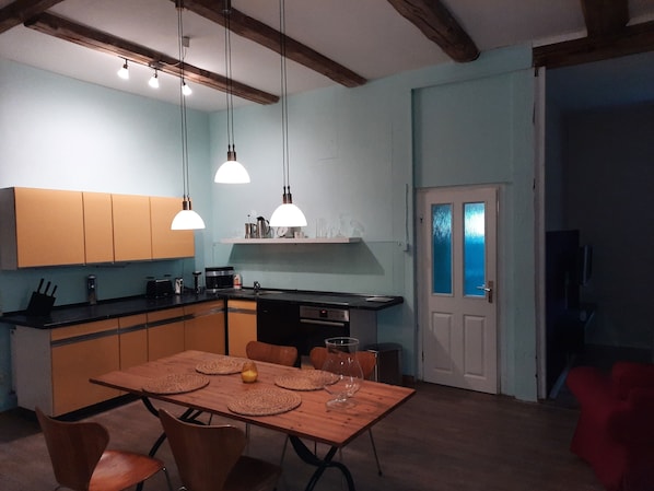 Refrigerador, parrilla de estufa, lavavajillas y cafetera y tetera