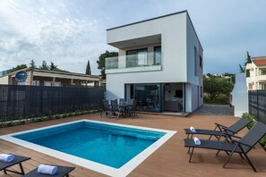 A heated pool - Pool heated Villa in Pakostane, 2 min from the beach (Pakoštane)