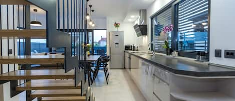 Een koelkast, een microgolfoven, een oven, een vaatwasser