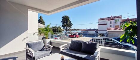 Design-huoneisto, 2 makuuhuonetta, terassi, merinäköala | Terassi/patio