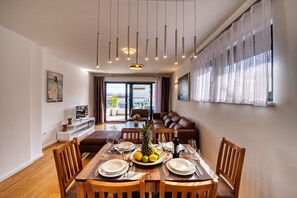 Appartamento Design, 2 camere da letto, terrazzo, vista mare | Pasti in camera