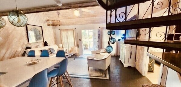 Smart TV, lettore DVD, libri, videoteca