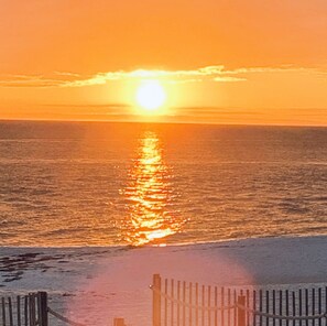Una spiaggia nelle vicinanze, lettini da mare, teli da spiaggia