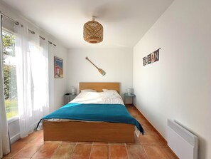 3 bedrooms, desk, iron/ironing board, travel cot