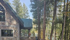 Ein rustikales Steinhaus mit einer Steintreppe und einer Holzterrasse.
