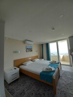 办公桌、笔记本电脑工作区、隔音、熨斗/熨板