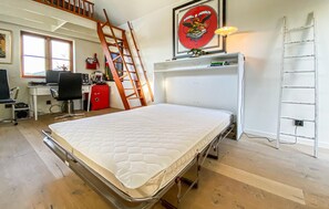 3 bedrooms, iron/ironing board, free WiFi