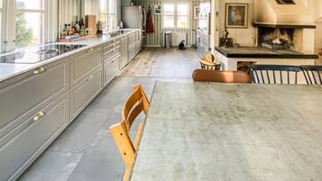 Kylskåp, ugn, diskmaskin och kaffe- och tebryggare