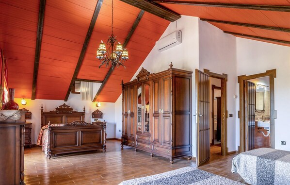 7 bedrooms, bed sheets