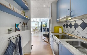 Fridge, microwave, stovetop, dishwasher - Cozy apartment in Rømø with kitchen (Rømø)