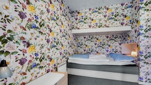 A room with floral wallpaper, a bunk bed, a desk, and a lamp. - Cozy apartment in Rømø with kitchen (Rømø)