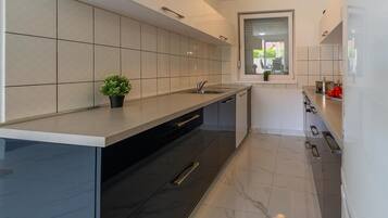 Een koelkast, een oven, een kookplaat, een vaatwasser