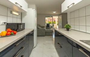 Fridge, oven, stovetop, dishwasher - Amazing home in Rosini with WiFi (Rosini)