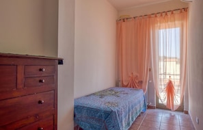 2 bedrooms, travel cot, free WiFi, bed sheets