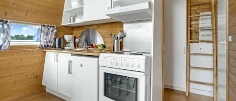 Geladeira, cooktop, cafeteira/chaleira