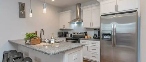 Een koelkast, een microgolfoven, een oven, een kookplaat