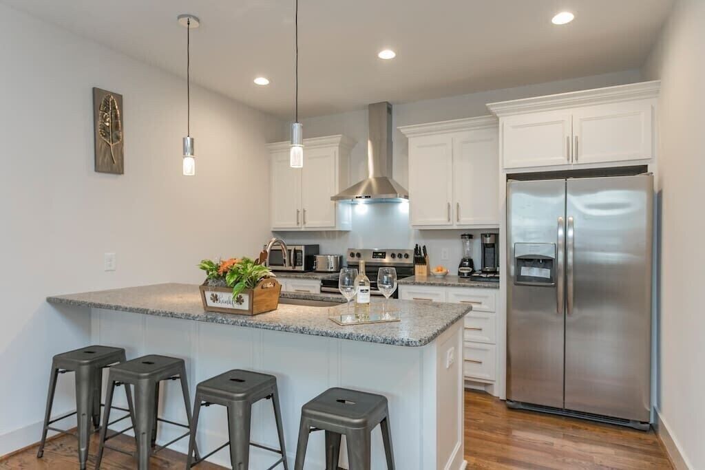 Jääkaappi, mikroaaltouuni, uuni, liesi