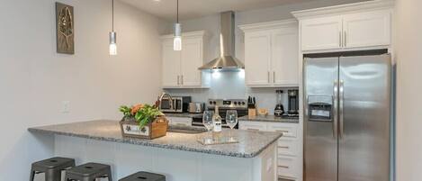 Kylskåp, mikrovågsugn, ugn och spishäll