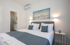 2 bedrooms, travel cot, free WiFi, bed sheets