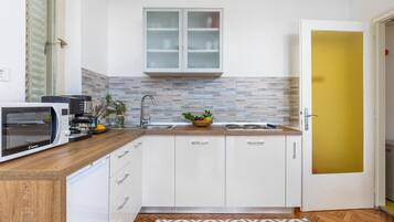 Een koelkast, een kookplaat, een koffiezetapparaat/waterkoker