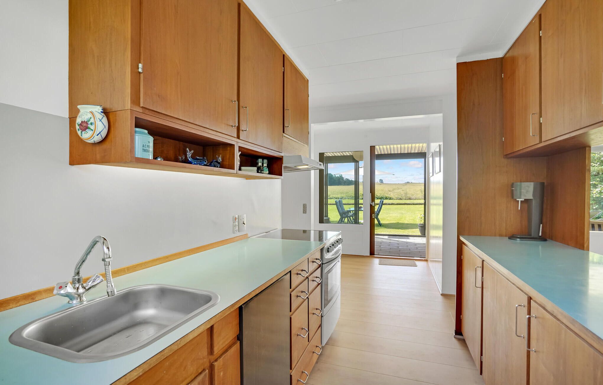 Køleskab, kogeplade, opvaskemaskine, kaffe-/temaskine