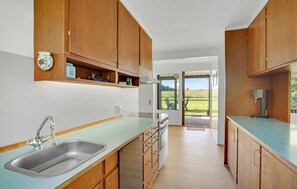 Réfrigérateur, plaque de cuisson, lave-vaisselle, cafetière/bouilloire