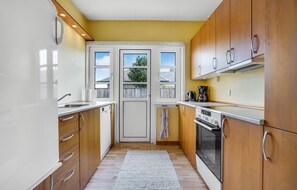 ثلاجة، موقد طهي مسطح، غسالة أطباق، ماكينة لصنع القهوة/الشاي