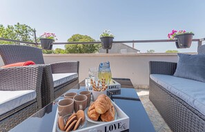 Outdoor dining - Amazing home in Oklaj with WiFi (Oklaj)