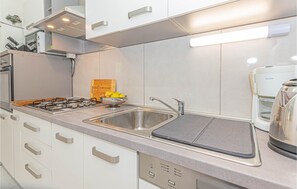 Fridge, oven, stovetop, dishwasher - Amazing home in Oklaj with WiFi (Oklaj)