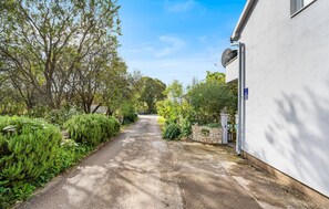 Property grounds - Amazing home in Oklaj with WiFi (Oklaj)